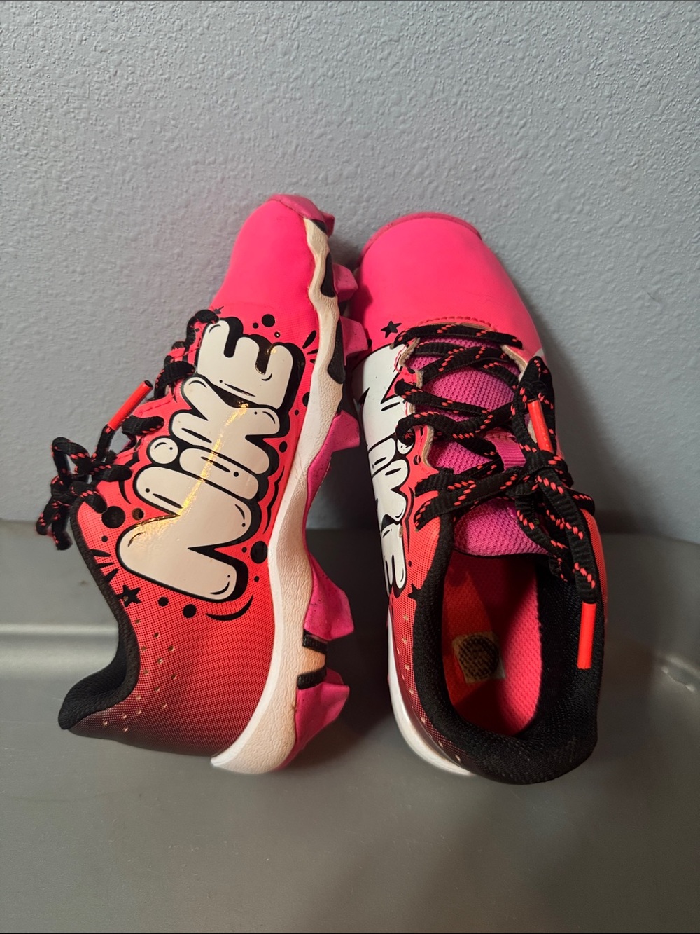 Nike Kids Fastflex Hot Pink and Black Graphic Lace-Up softball cleats.